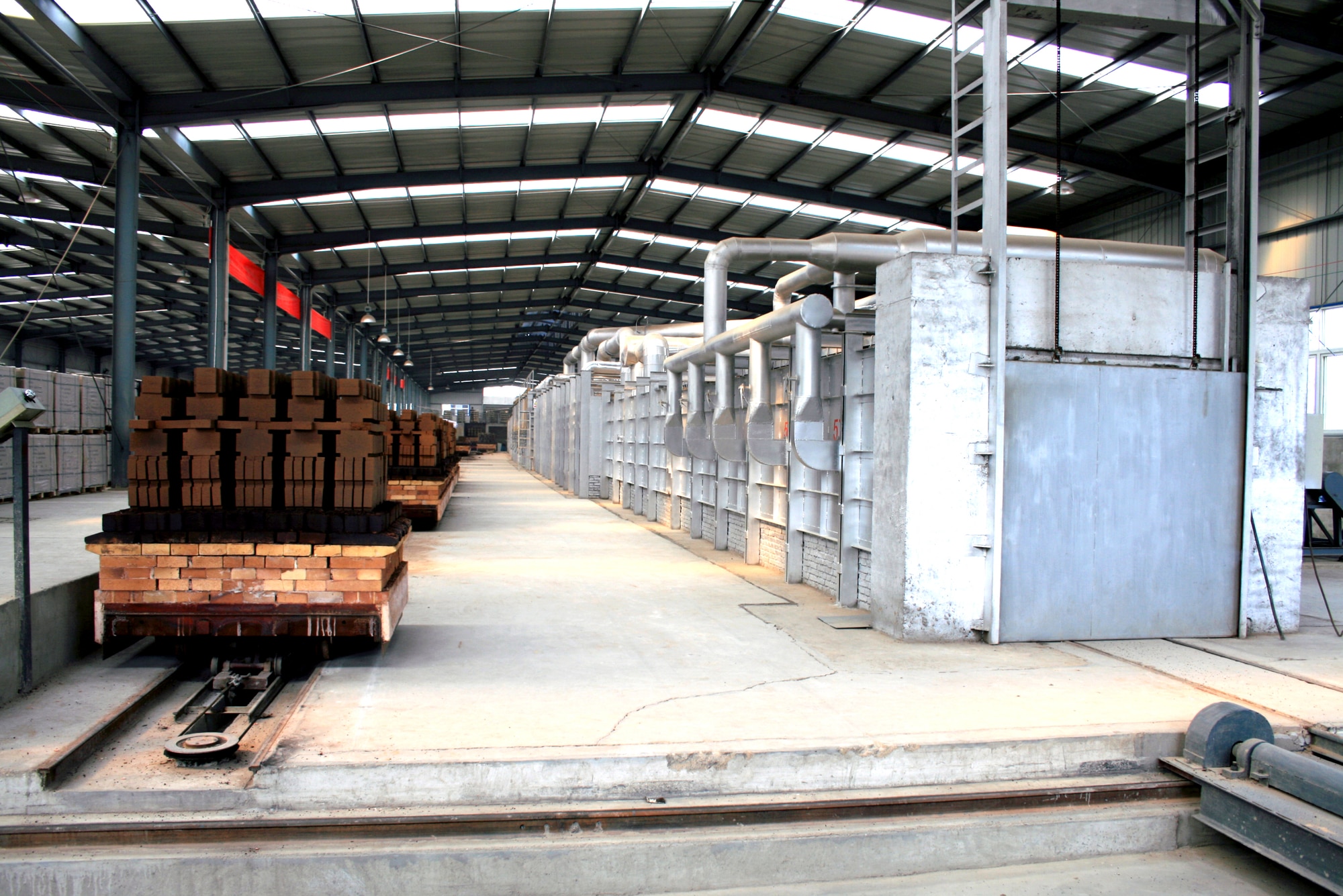 Tunnel kiln with refractory brick kiln cars