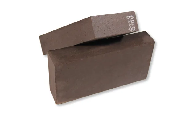 Corundum & chrome-bearing composites